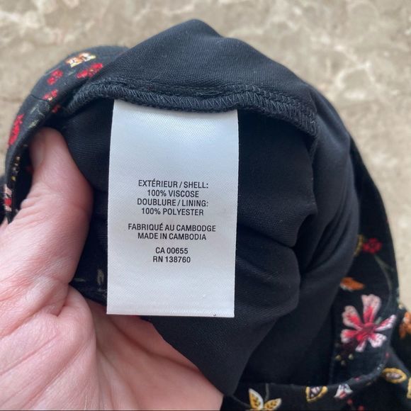 Reitmans women’s zip closure skirt size 4 black with floral print - Picture 7 of 9